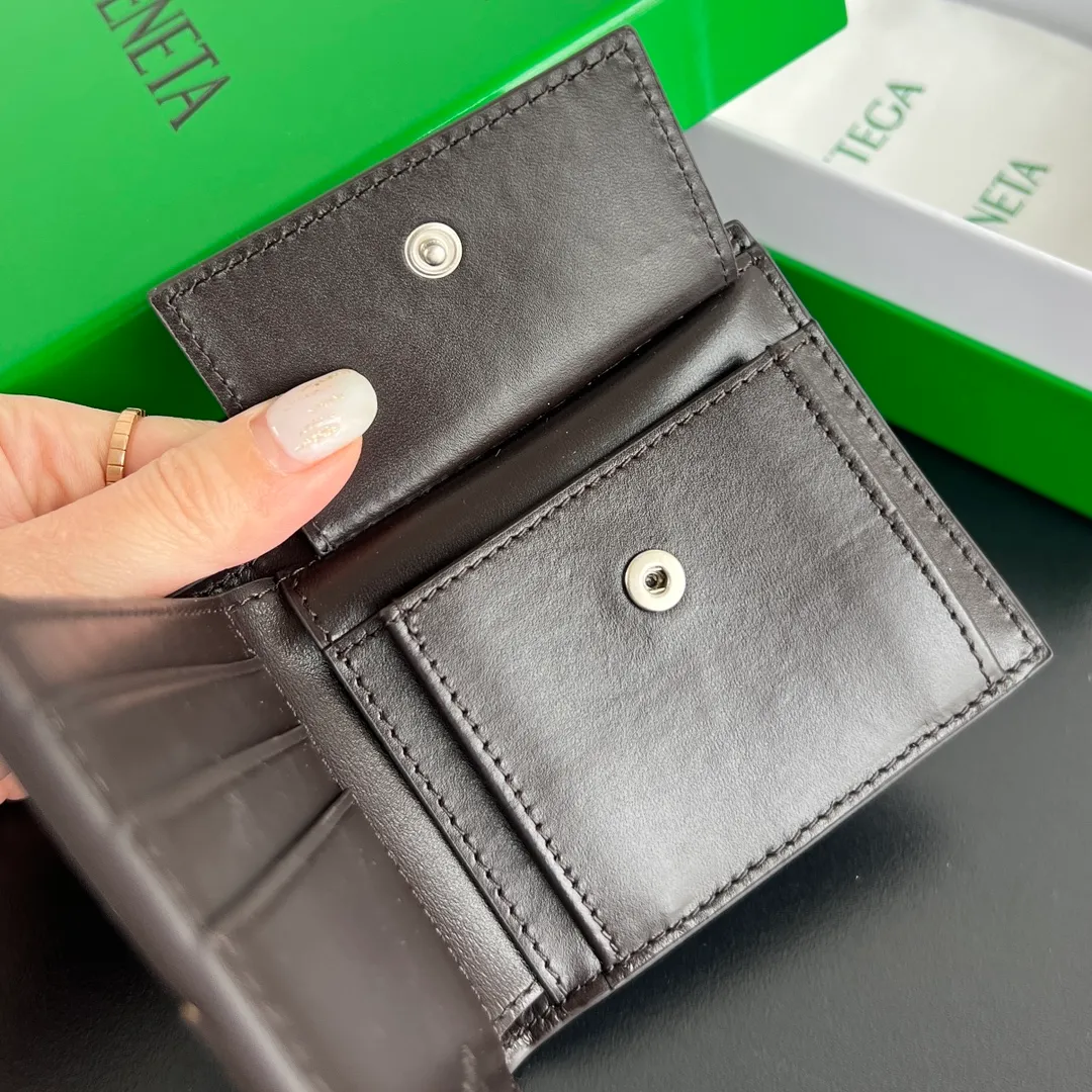 #Bv New large woven plaid double-fold short clip with coin pocket 649605👏 A short clip with a coin pocket. There is a place to put coins and change☄️ Made of original cowhide. It is soft and delicate and makes people want to touch it all the time. It is equipped with 4 card slots, 2 banknote compartments, 2 extra pockets, and 1 coin purse. It is very tasteful and low-key. It is very good in terms of texture and practicality. Highly recommended👍👍 Dimensions: 11x9.5 p600